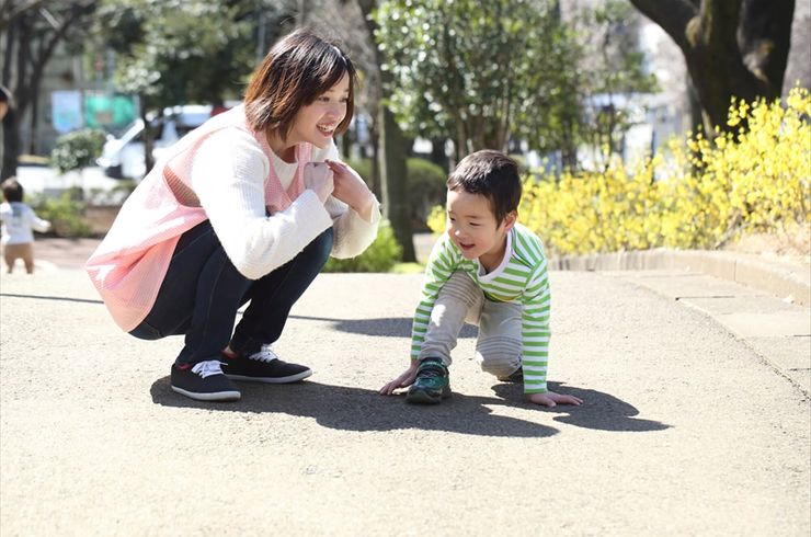 外で遊ぶ先生と男の子