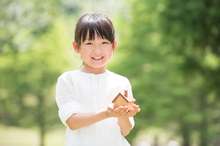 外で遊ぶ女の子