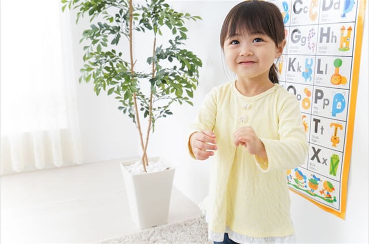 アルファベットを覚える女の子