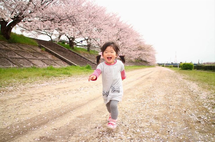 散歩で走り回る女の子