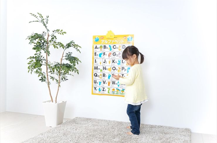 英語を勉強する女の子