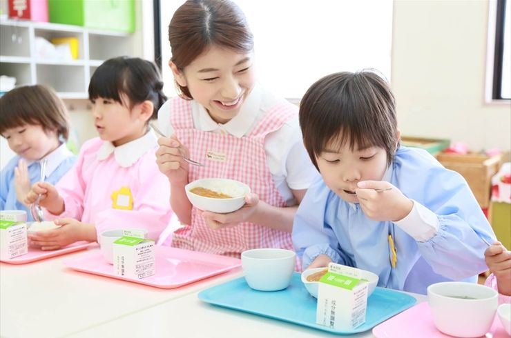 給食を楽しむ先生と園児